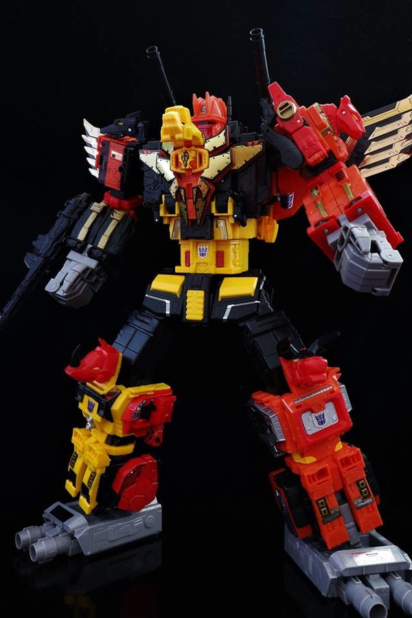 Power Of The Primes Predaking Titan Class Figure In Hand Photos Of Predacons And CombinerPower Of The Primes Predaking Titan Class Figure In Hand Photos Of Predacons And Combiner 31 (31 of 33)